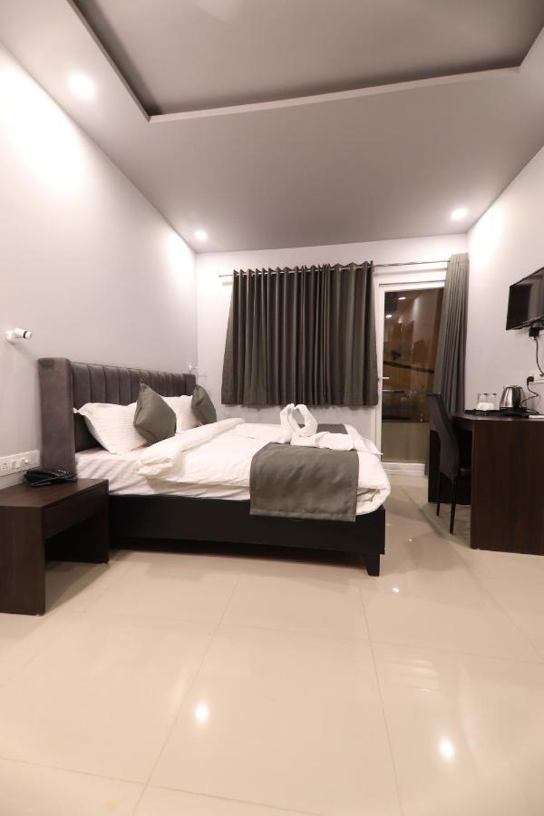 Nirpra Regency Otel Yeni Delhi Dış mekan fotoğraf