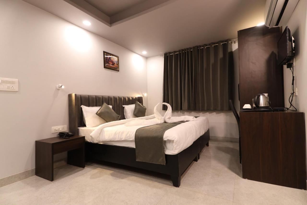 Nirpra Regency Otel Yeni Delhi Dış mekan fotoğraf