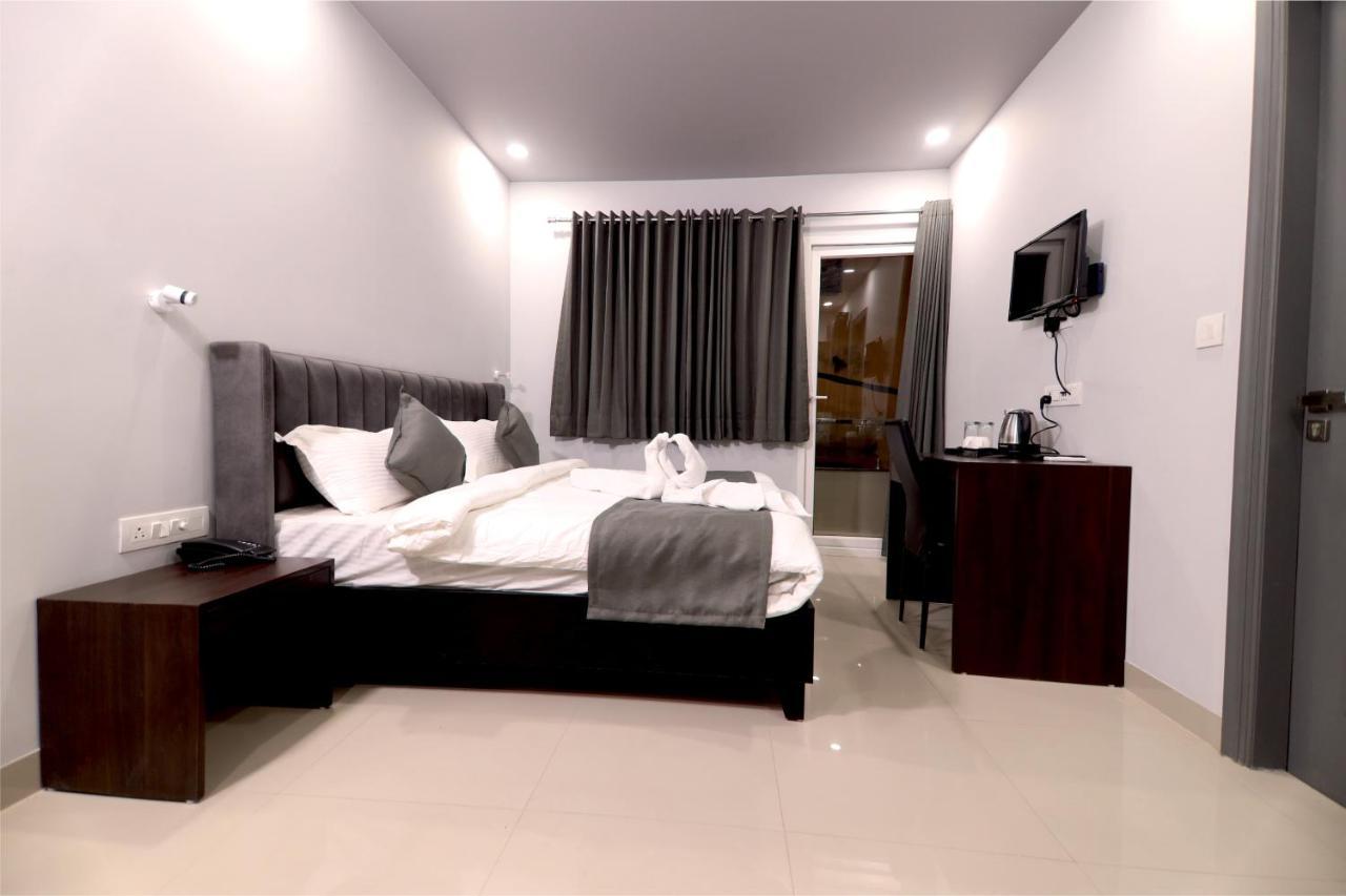 Nirpra Regency Otel Yeni Delhi Dış mekan fotoğraf