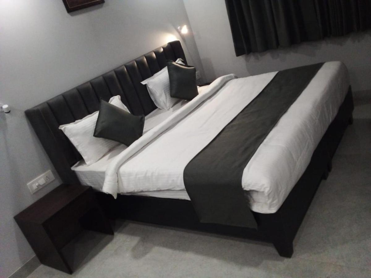 Nirpra Regency Otel Yeni Delhi Dış mekan fotoğraf